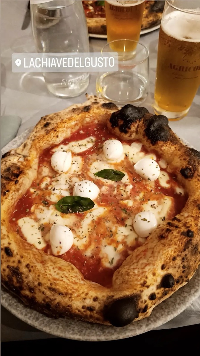 Pizza margherita napoletana a canotto, cornicione alto e leopardato
