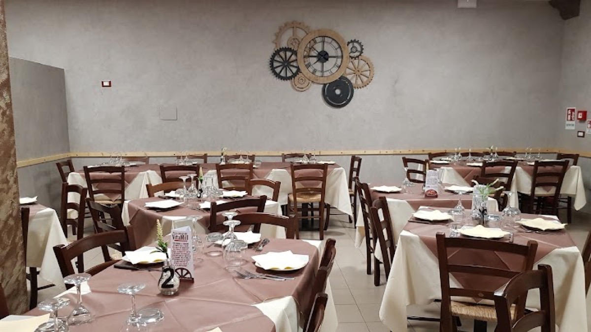 La sala con gli ingranaggi in legno alla parete